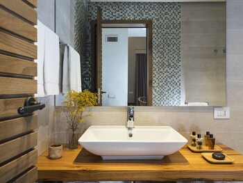 Relais San Giuliano Bathroom