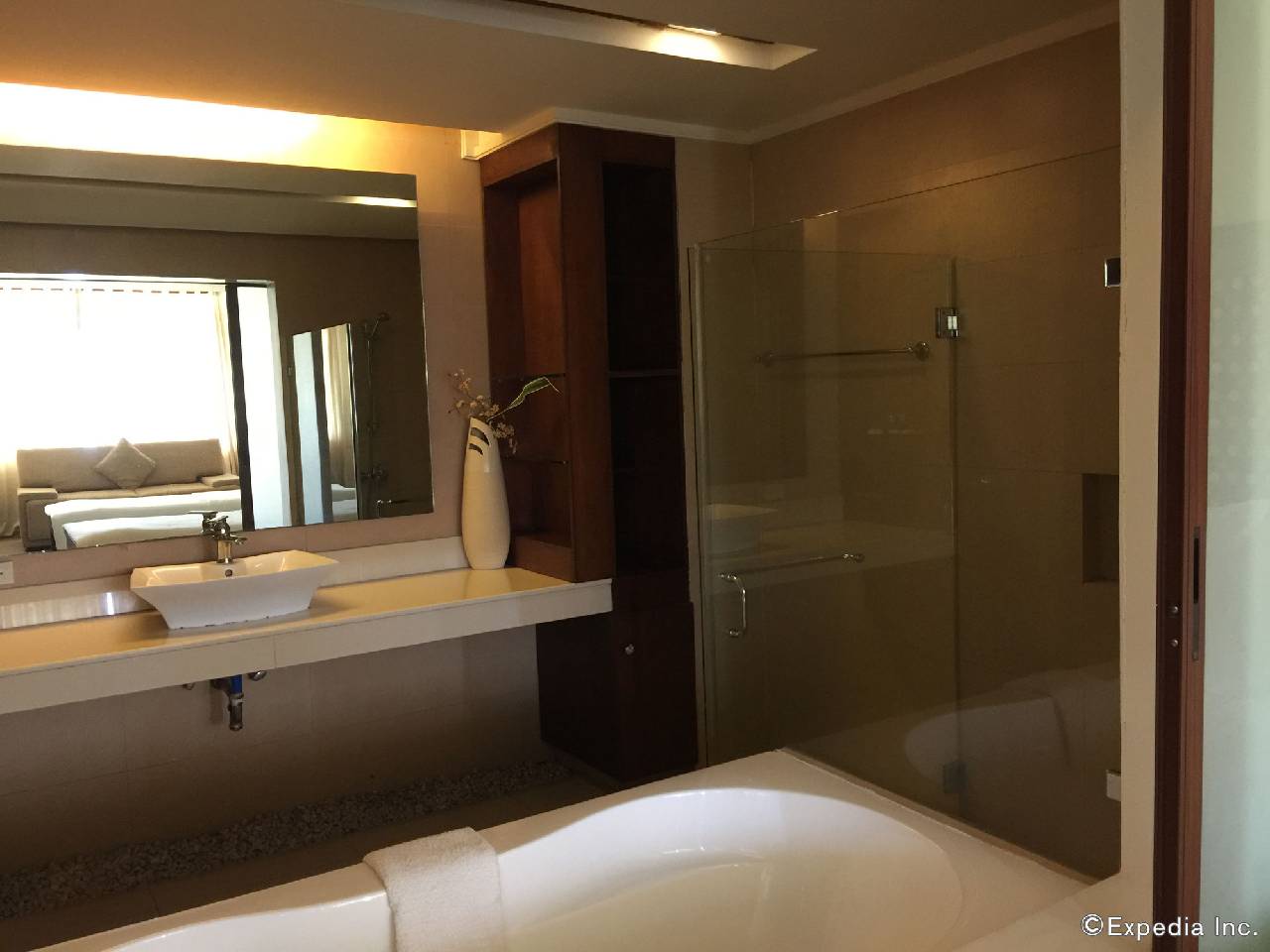 Coron Gateway Hotel & Suites (كورون گاتوی هتل و سوئیتس) 