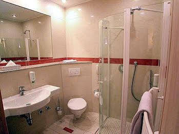 Hotel Mack (هتل ماک) 