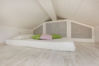 Impero House Rent Maison Du Lac Guestroom