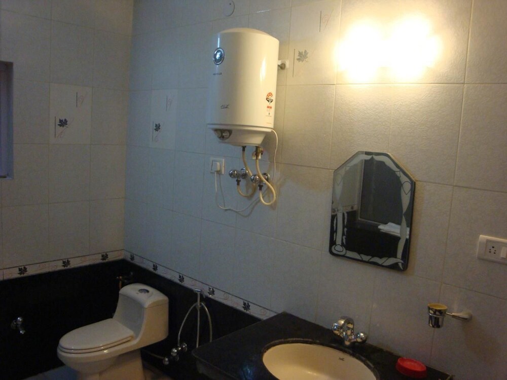 Radhu's Boutique Inn Bathroom