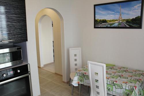 Apartment On Pionerskaya 70 