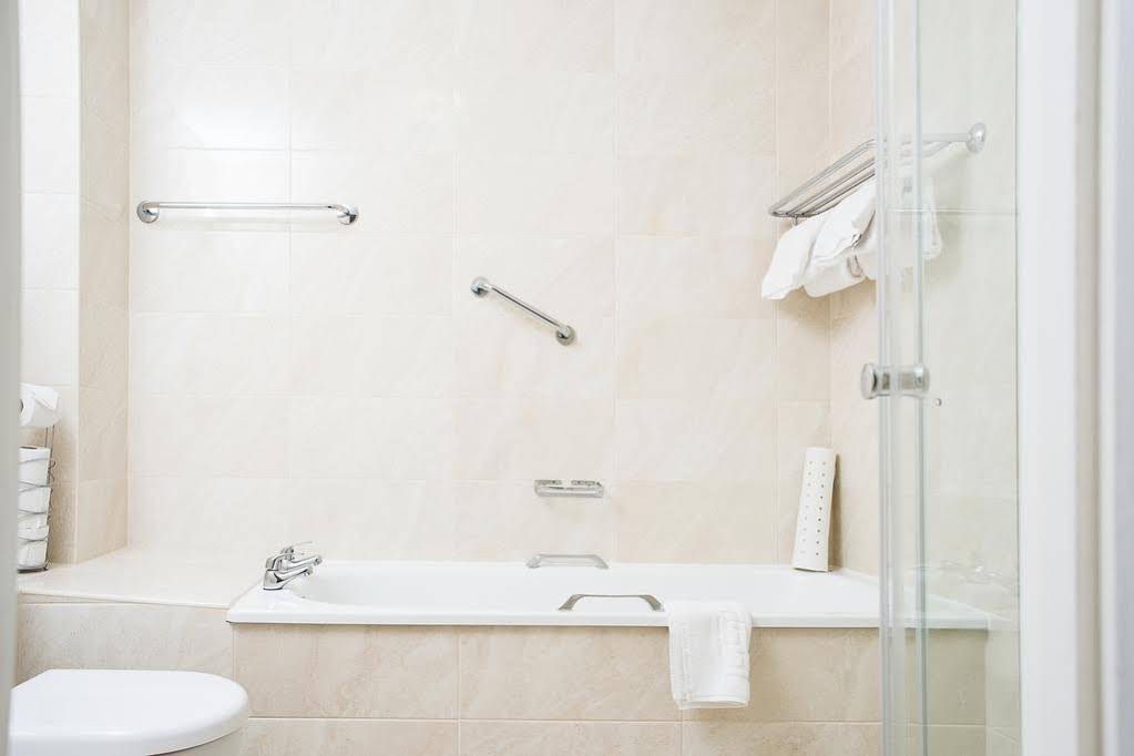 Haddon Hall Hotel (هادون هال هتل) 