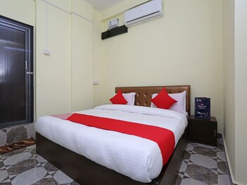 Oyo 11547 Hotel Mona Palace Guestroom