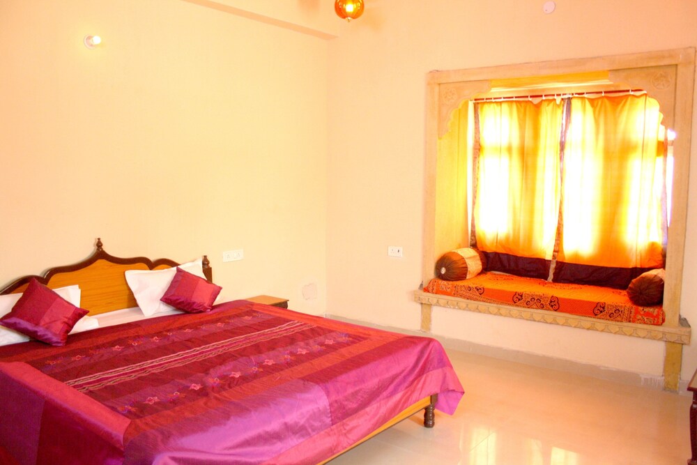Hotel Marina Mahal Guestroom
