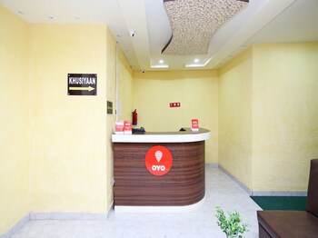 Oyo 11547 Hotel Mona Palace Reception