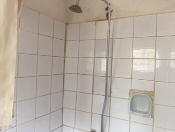 Kana Guest House Bathroom Shower