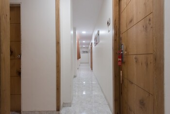 Oyo 8490 Hotel Grandeur Hallway