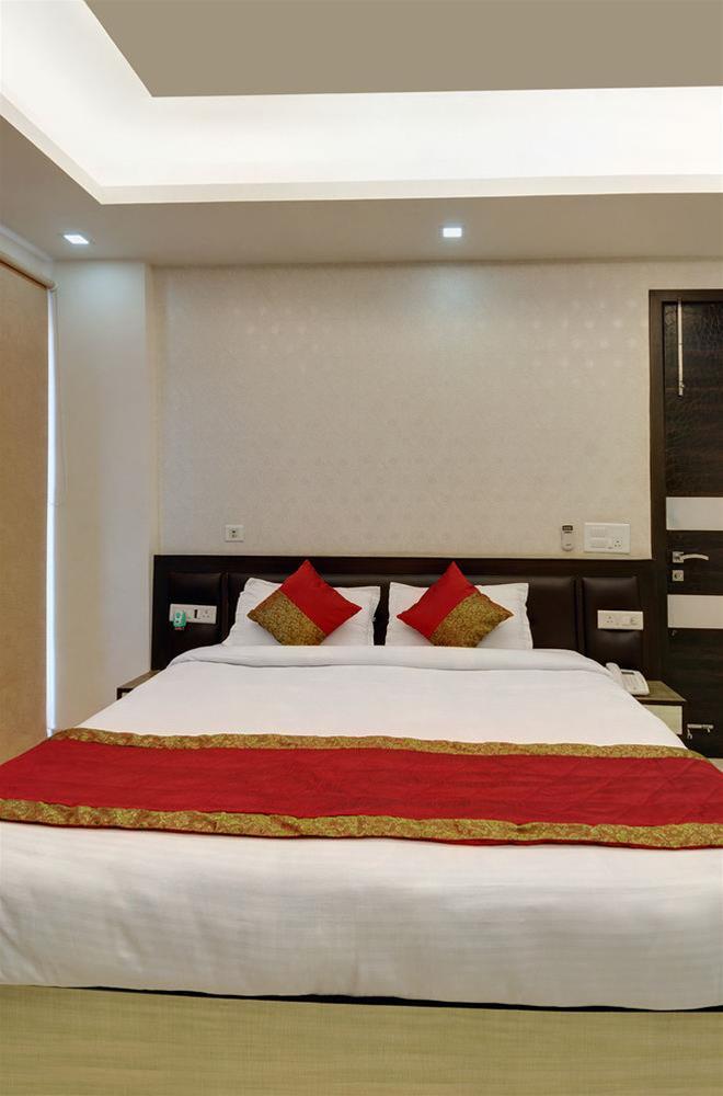 Oyo Rooms Noida Botanical Garden 