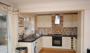 Annies Cottage Emsworth 400255 In-Room Kitchen