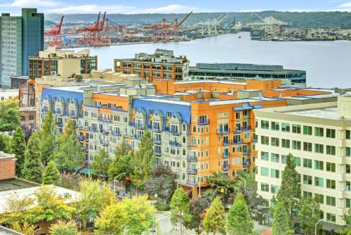 Bright Cityscape Oasis 