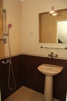 Hotel Restaurant Chairite (هتل رستاورانت چیریت) Bathroom