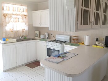 Cumber's Tropical Apartments In-Room Kitchen