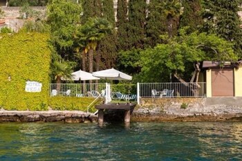 Hotel Vega Lake