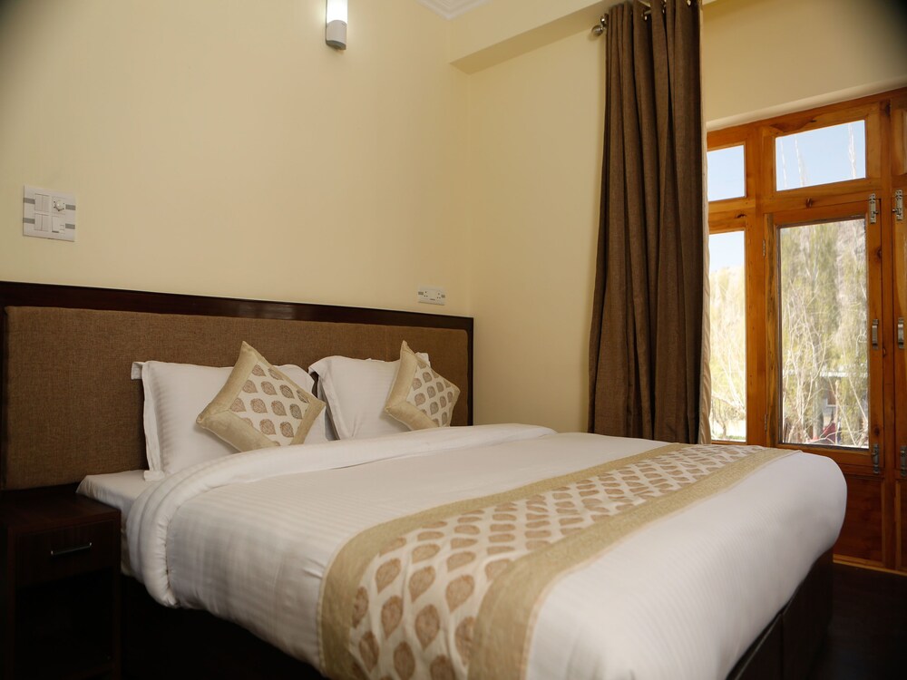 Oyo 11490 Hotel Royal Hill Guestroom