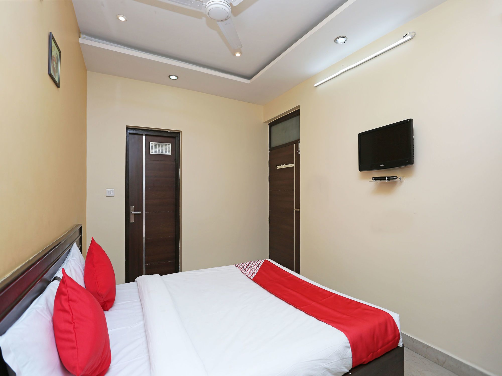 Oyo 10588 Hotel Golden Square 