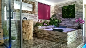 Le Mas Des 5 Fontaines. Chambres D'hôtes Indoor Spa Tub
