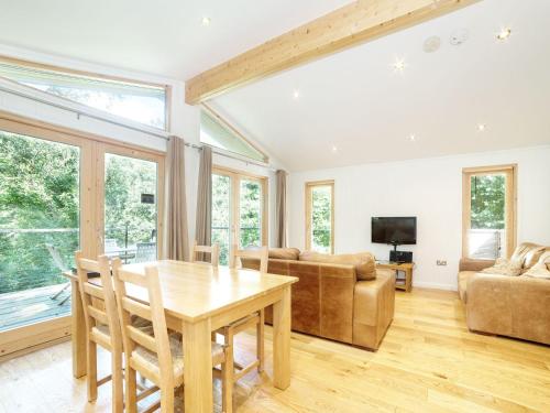 1 Streamside Looe 