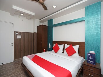 Oyo 11061 Hotel Awesome Guestroom