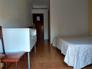 Hospederia Montes Guestroom
