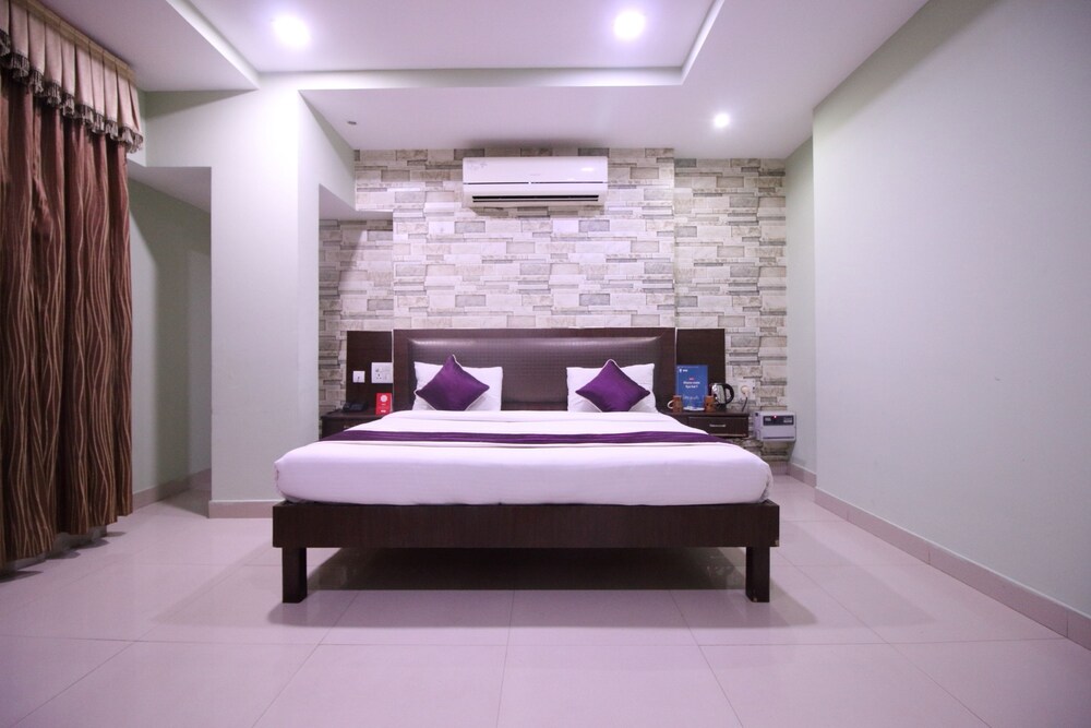 Hotel Silver Oak Guestroom