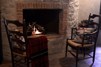 Robur Marsorum (روبور مارسوروم) Fireplace