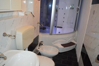 Hotel Ristorante Pizzeria Le Voilier Bathroom