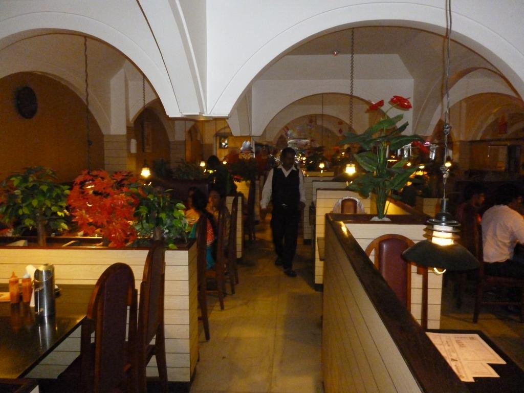 Sri Janakiram Hotels (اسری جاناكیرام هتل) 