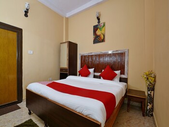 Oyo 14888 Aanvi Palace Guestroom