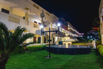 Hotel Landmark Property Grounds