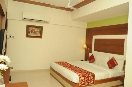 Ponnis Grand Inn (پونیس گرند این) 