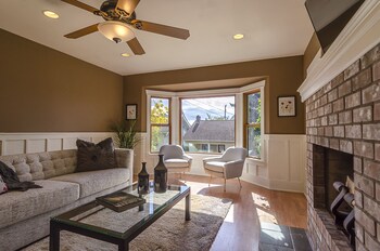 6 Luxurious 6br Seattle Home Living Room