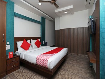 Oyo 11061 Hotel Awesome Guestroom