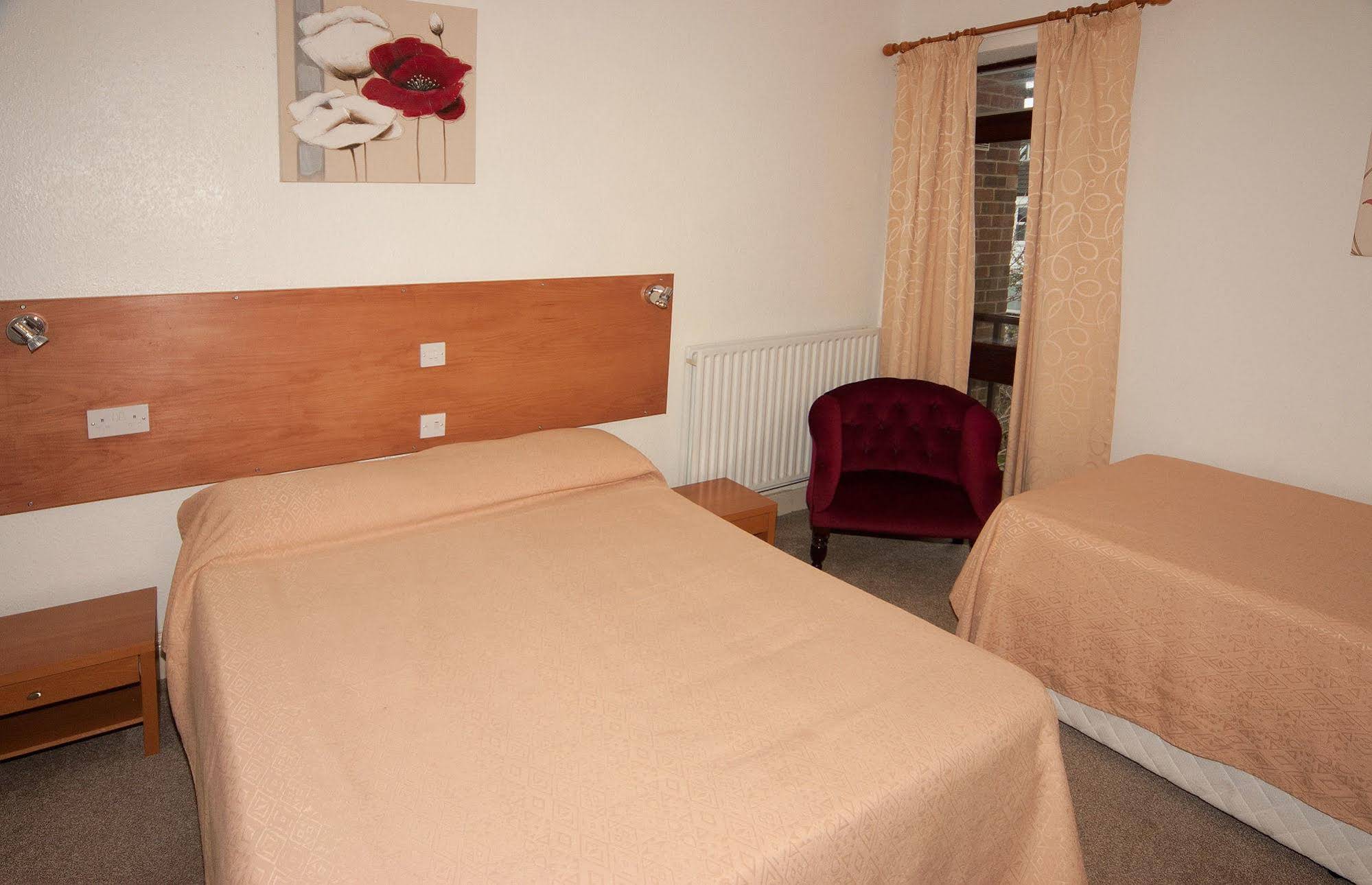 Lyndene Holiday Apartments (لیندن هالیدی آپارتمنتس) 