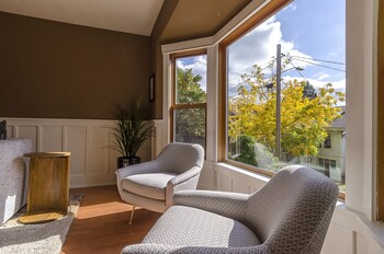 6 Luxurious 6br Seattle Home Living Area