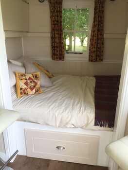 Dawn Chorus Holidays Guestroom