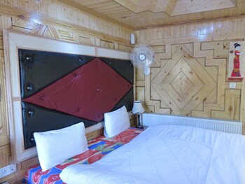 Hotel Nezer Holiday Inn (هتل نزر هالیدی این) Living Room