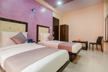 Oyo 9326 Om Sai Residency Guestroom