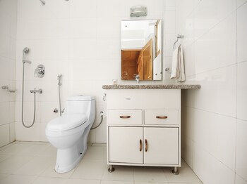 Oyo 11388 Hotel Dimbir Regency Bathroom