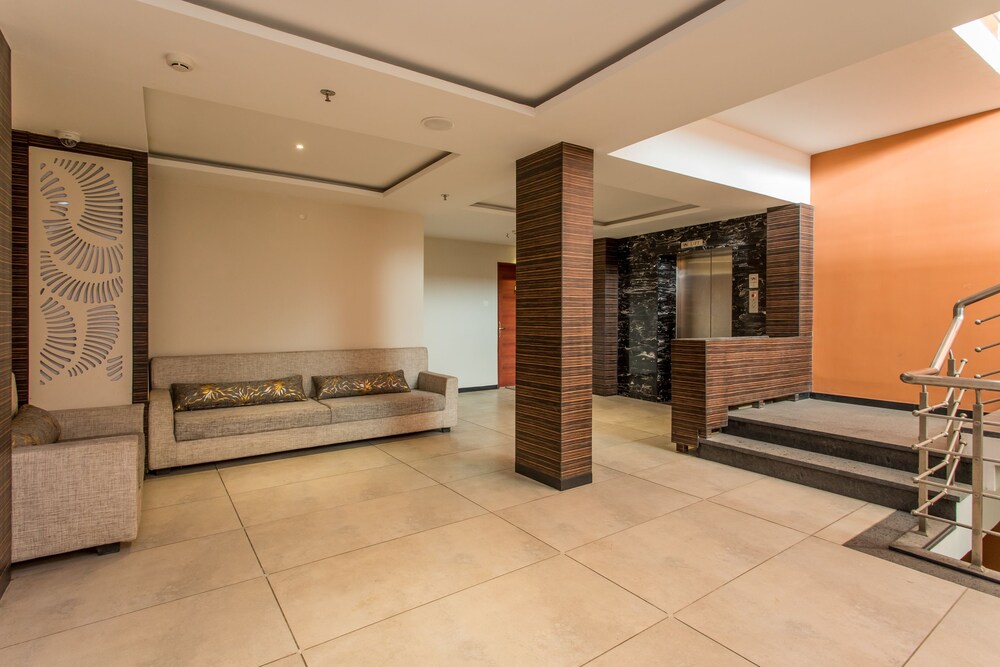 Oyo 10215 Hotel Nandi Lobby Sitting Area