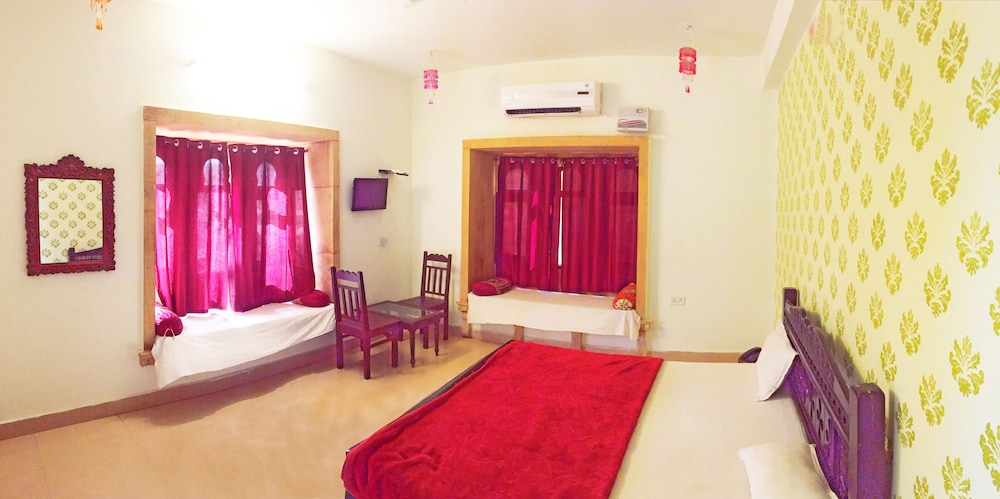 Hotel Marina Mahal Guestroom