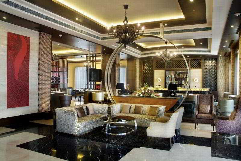 Goldfinch Hotel Delhi Bar