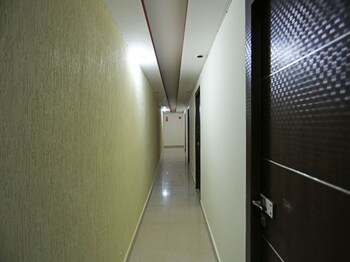 Oyo 4073 Hotel Esskay Hallway