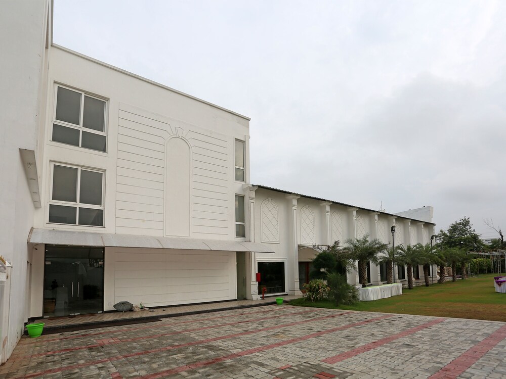 Oyo 16768 Hotel Lotus Grand Exterior