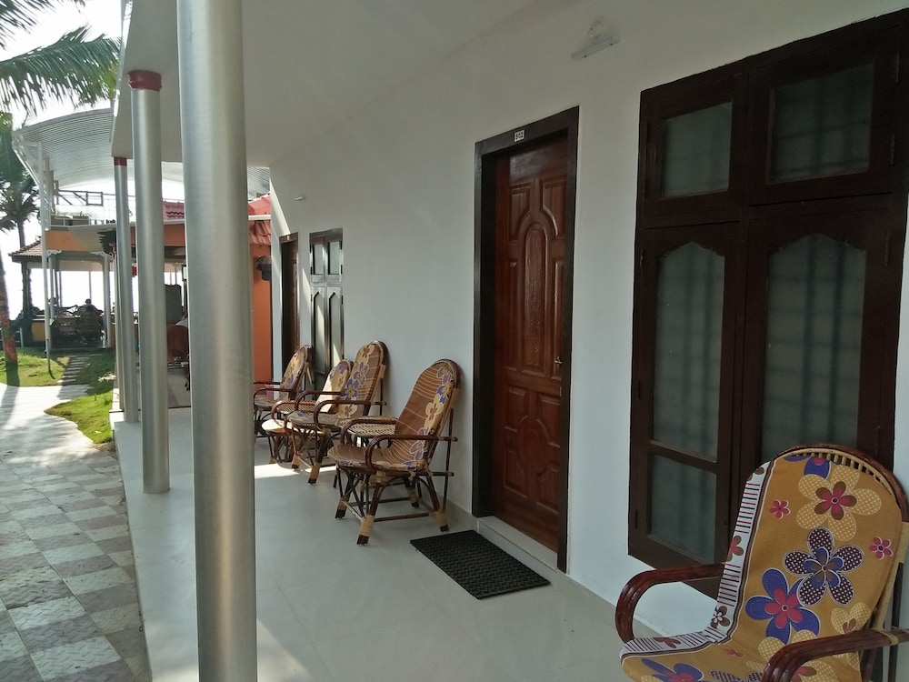 Black Beach Resort Guestroom