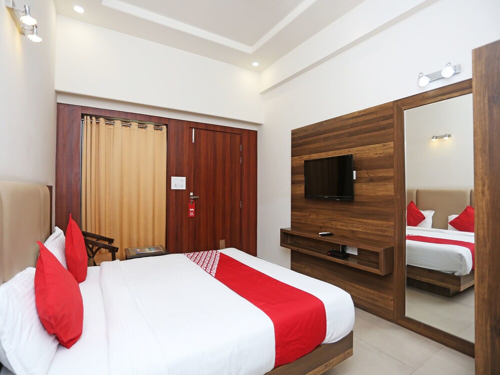 Oyo 16768 Hotel Lotus Grand Guestroom