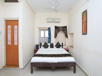 Oyo 3415 Hotel Heera Court Guestroom