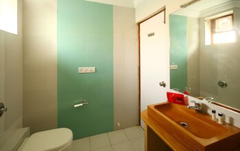 Oyo 1397 Rana Villa Bathroom