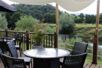 The Chainbridge Inn ( چینبریدج این) Terrace/Patio