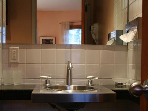 Encore Bed & Breakfast 